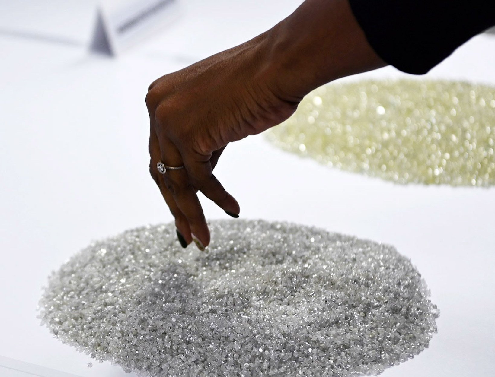 DE BEERS GROUP LAUNCHES DIAMOND EDUCATION COURSE PARTNERSHIP WITH