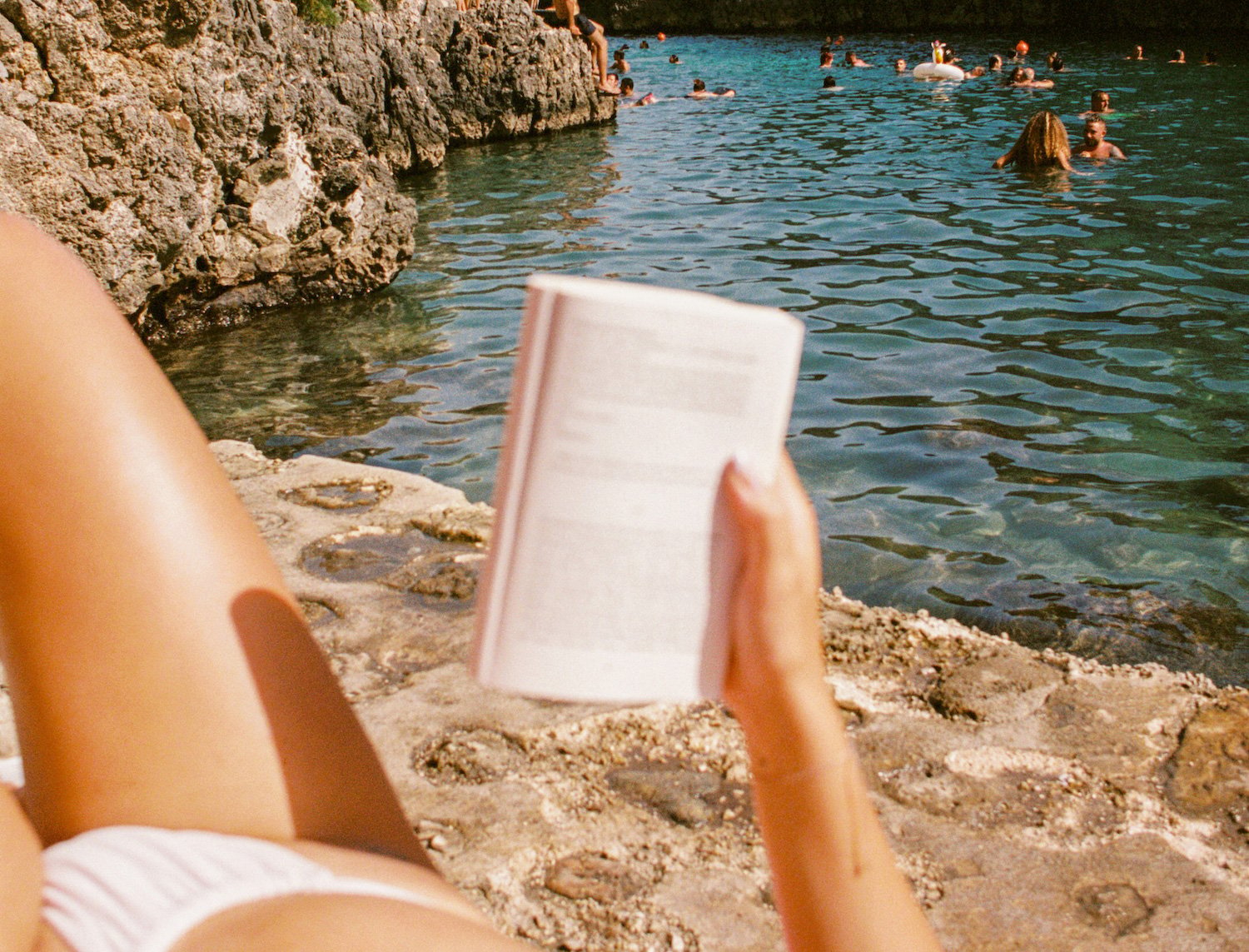 6 Beauty Essentials to Pack for a Last-Minute (Warm) Getaway | goop