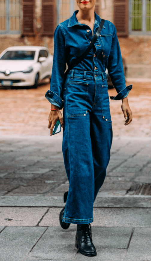 Model wearing baggy jeans