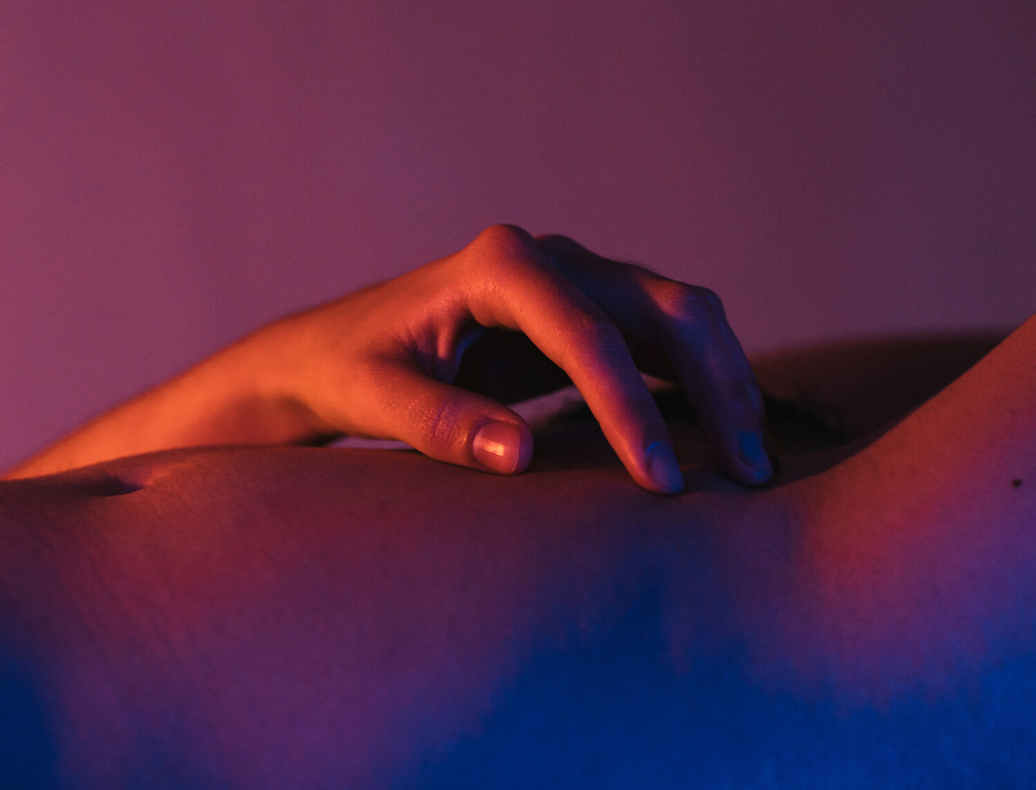 woman's manus  touching her abdomen