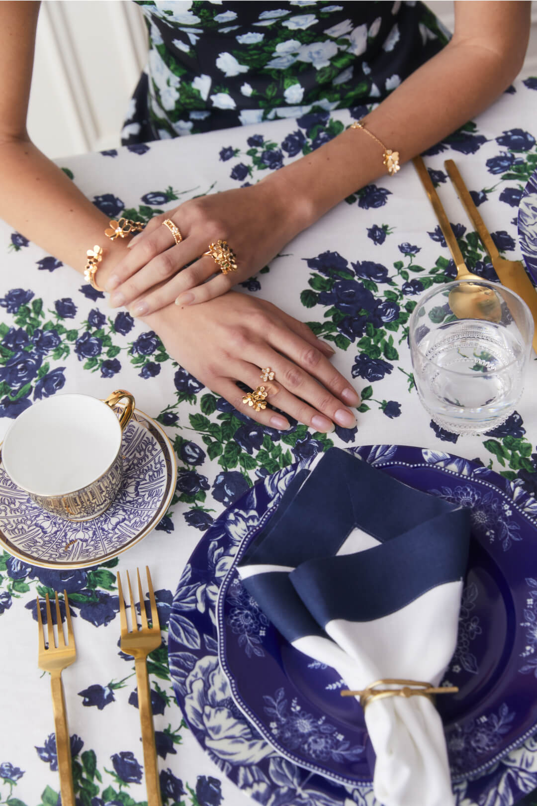 Linen Zigzag-Stitch Tablecloth and Linen Standard Napkins
